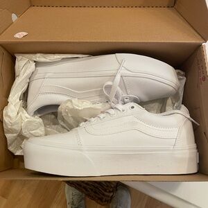 BRAND NEW VANS SNEAKERS